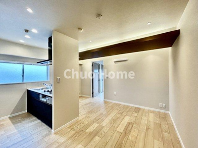 【居間・リビング】 | 新大橋マンション | 【リビングダイニング】一日の中で多くの時間を過すことになるリビングダイニングだからこそ、いつも穏やかな空間であることが必然。爽やかな通風と採光を存分に感じる事が出来る空間です。