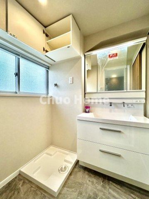 【ランドリースペース】 | 新大橋マンション | 【ランドリースペース】担当者がスケールを持ち歩いておりますので、ご見学時には現在お使いの洗濯機などがきちんと収まるかなどもチェックして下さい。見学前に測っておくと非常に便利だと思います。