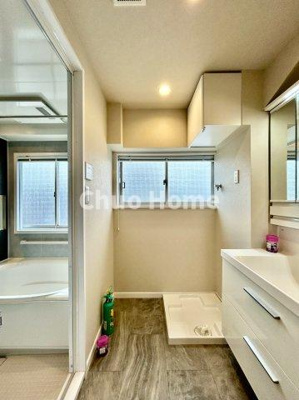 【脱衣所】 | 新大橋マンション | 【洗面所】明るい洗面所は朝をすっきりさせてくれる空間です。バタバタしている忙しい朝でも収納が多い洗面台では短い時間で効率良く支度ができます。