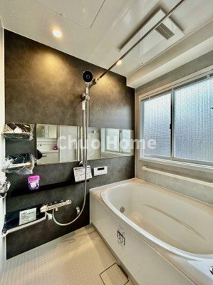 【浴室】 | 新大橋マンション | 【バスルーム】暖房換気乾燥機付きシステムバスルーム。暖房・冷風・換気・乾燥など、毎日を快適に過ごせるうれしい機能が揃っています。雨の日の洗濯物も安心です。