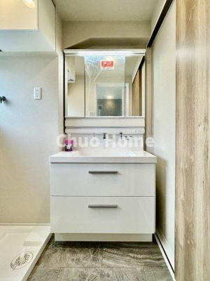 【独立洗面台】 | 新大橋マンション | 【洗面化粧台】洗面化粧台には三面鏡を採用。身だしなみを整えやすい事はもちろんですが、鏡の後ろに収納スペースを設ける事により、散らかりやすい洗面スペースをすっきりさせる事が出来るのも嬉しいですね