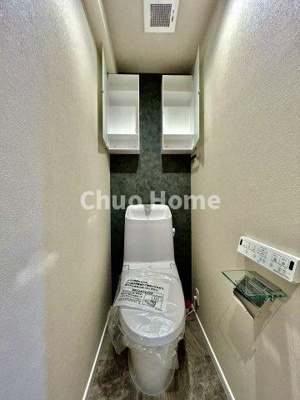 【トイレ】 | 新大橋マンション | 【トイレ】 収納スペースをしっかりと確保した温水洗浄便座機能付きトイレ。温水洗浄便座は清潔にお使いいただくための大切なアイテムです。