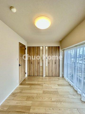 【洋室】 | 新大橋マンション | 【洋室】快適に過ごす条件は、一人ひとり違います。だからこそ飾り過ぎないシンプルな内装と偏り過ぎないデザインで統一しております。居住していく中でオーナー様だけの【マイホーム】に創り上げて下さい