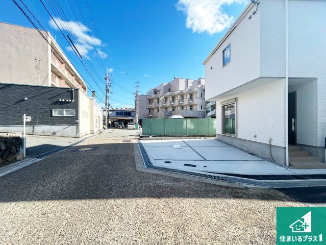 宝塚市小浜　第1期　新築一戸建ての前面道路含む現地写真|周辺は閑静な住宅街！前面道路広々で車の出し入れも便利です。駐車が苦手な方でも安心して車庫入れできます！