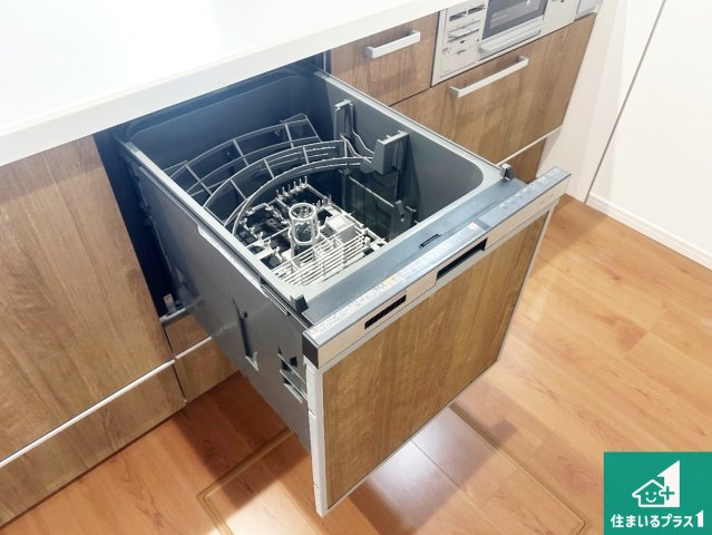 宝塚市小浜　第1期　新築一戸建ての設備|食事後の一仕事、食器洗いをボタン一つでお任せできちゃいます！場所を取らないビルトイン式なので、お料理スペースもしっかり確保！