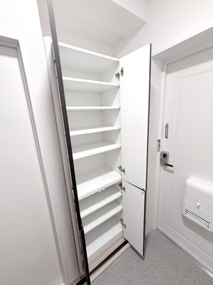 【玄関】 | 森田マンション２号棟 | 収納もある玄関です