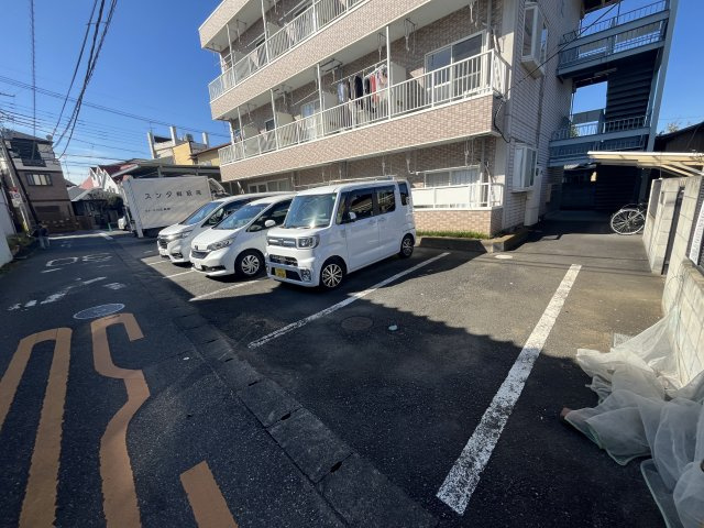 パークヒルの駐車場|駐車場があるので、車を買う予定の方も安心です