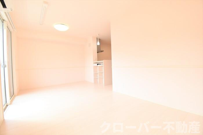 ファミール A棟の居間・リビング|ＬＤＫ１３．６帖