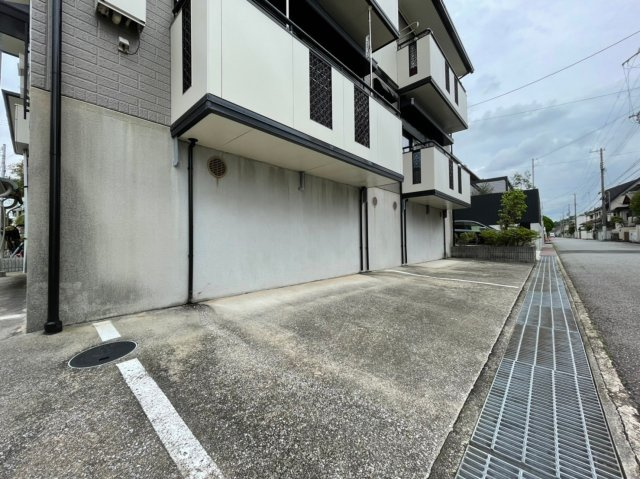 エクセレント松下の駐車場