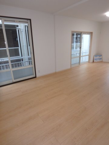 坂戸市伊豆の山町中古戸建の居間・リビング