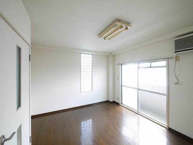 新大マンションの居間・リビング