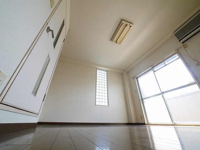 新大マンションの居間・リビング