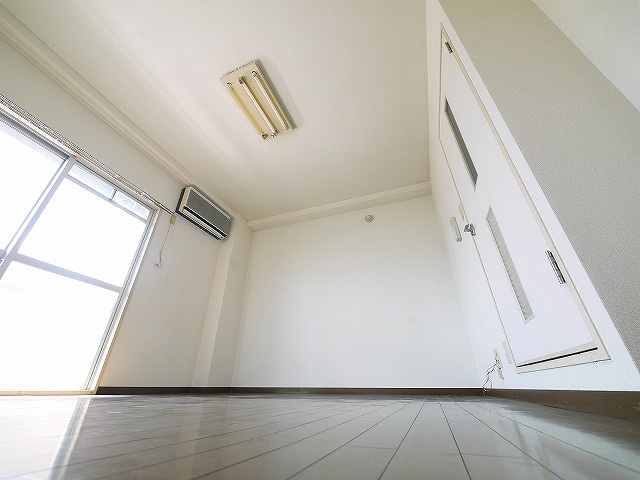 新大マンションの居間・リビング