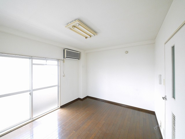 新大マンションの居間・リビング