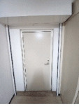 大津市末広町の店舗事務所の玄関
