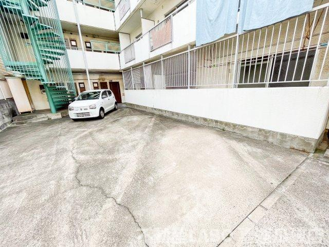 シャトー背戸口の駐車場