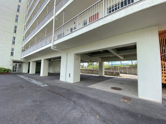石坂スカイハイツの駐車場