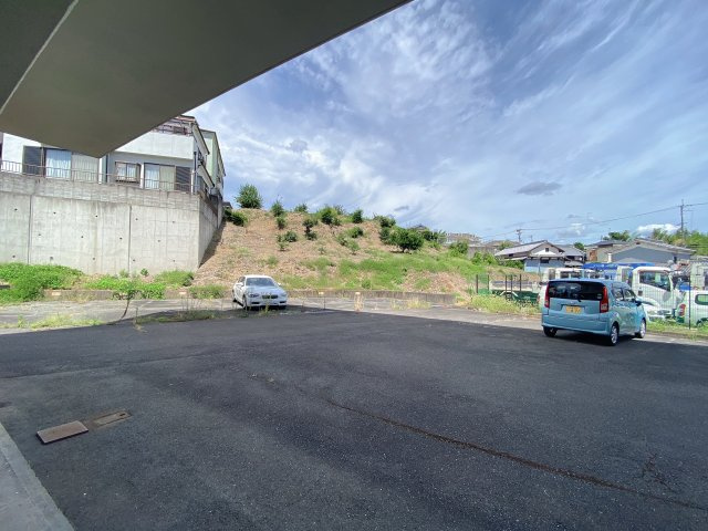 石坂スカイハイツの駐車場