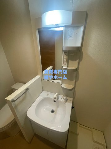 Fメゾン北加賀屋II番館の独立洗面台|朝の支度にも助かる、独立の洗髪洗面化粧台