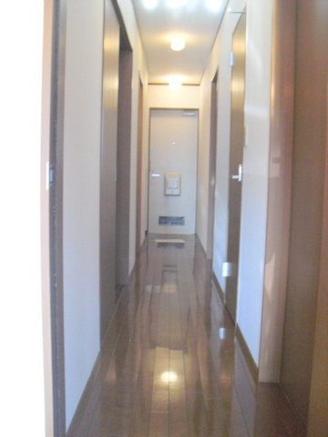 ＯＦＦＳＨＯＲＥの玄関|居室より玄関