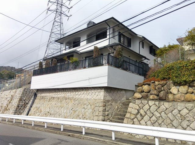 芦屋市朝日ケ丘町・一戸建の外観|前面道路は歩道付きで安全です。