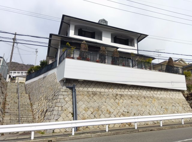 芦屋市朝日ケ丘町・一戸建の外観|2023年：外壁・屋根塗装工事、駐車場リモコンゲート取替え