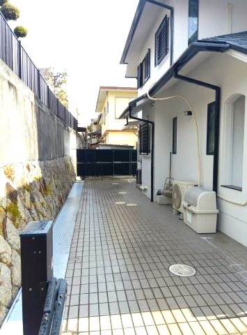 芦屋市朝日ケ丘町・一戸建の駐車場|駐車2台可（縦列・サイズ制限有り）
