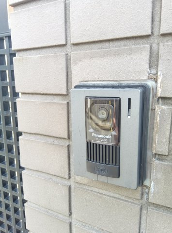 芦屋市朝日ケ丘町・一戸建の防犯設備|モニターホン　室内で来訪者を確認できるので安心です。