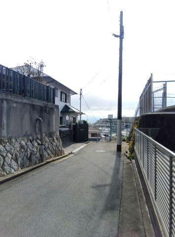 芦屋市朝日ケ丘町・一戸建の前面道路含む現地写真|玄関前の前面道路（市道）
