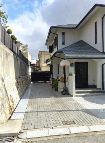 芦屋市朝日ケ丘町・一戸建のその他|縦列2台駐車可、合計3台の駐車可能です（サイズ制限有り）