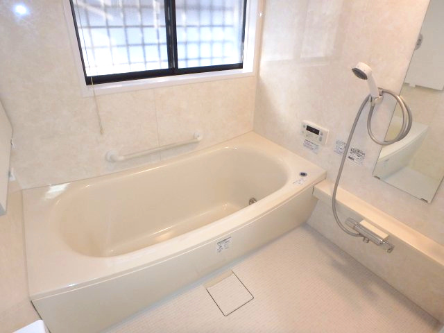 芦屋市朝日ケ丘町・一戸建の浴室|浴室暖房乾燥機付の広々ユニットバス