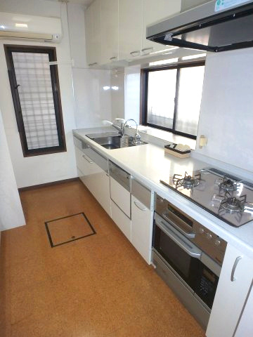 芦屋市朝日ケ丘町・一戸建のキッチン|食器洗い乾燥機・オーブン・浄水器がビルトインされたシステムキッチン