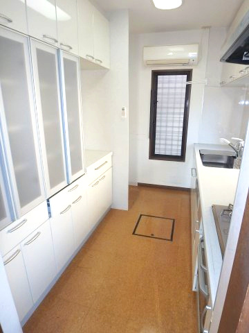 芦屋市朝日ケ丘町・一戸建のキッチン|床下収納やカップボードが備わっています。