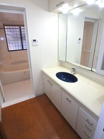 芦屋市朝日ケ丘町・一戸建の洗面所|ワイドスパンの洗面台