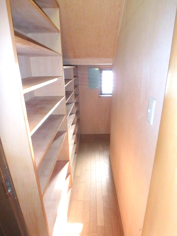 芦屋市朝日ケ丘町・一戸建の収納|階段下のシューズインクローク