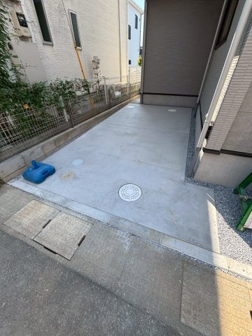 三郷市　中央5丁目　新築戸建　全1棟の駐車場|駐車場に車を止められます