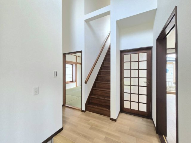 小山市中久喜1丁目のその他|吹抜けのある開放的なホール。高さのある空間がゆとりを演出し、気持ちよく家族を迎えられます。