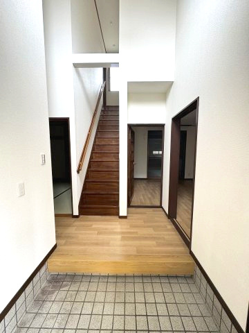 小山市中久喜1丁目のその他|吹抜けのある開放的なホール。高さのある空間がゆとりを演出し、気持ちよく家族を迎えられます。