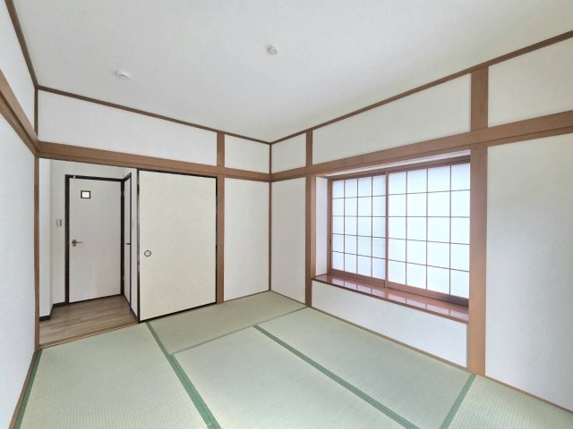 小山市中久喜1丁目の和室|1階東側の和室6帖。畳の香りに癒される空間で、客間やお子さまの遊び場にも活躍します。
