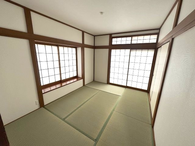 小山市中久喜1丁目の和室|1階東側の和室6帖。畳の香りに癒される空間で、客間やお子さまの遊び場にも活躍します。