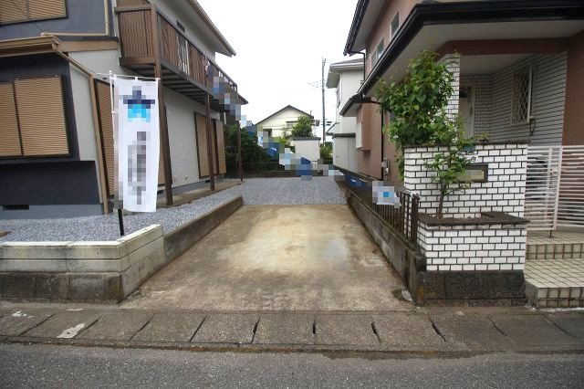 小山市中久喜1丁目の駐車場|敷地内には駐車スペースを確保。来客時や複数台所有のご家庭にも便利です。