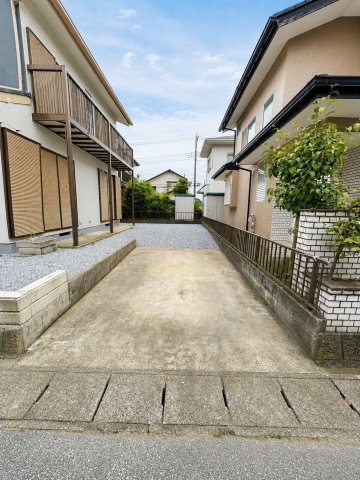 小山市中久喜1丁目の駐車場|敷地内には駐車スペースを確保。来客時や複数台所有のご家庭にも便利です。