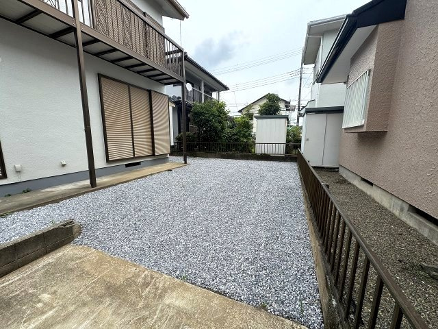 小山市中久喜1丁目の庭|お子さまの遊び場や家庭菜園、ガーデニングなど、ライフスタイルに合わせて自由に活用できる広々としたお庭です。砕石敷きなのでお手入れもしやすく、使い勝手の良いスペースとなっています。