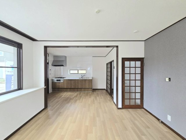 小山市中久喜1丁目の居間・リビング|リビングからキッチンまで見渡せる間取り。家族との会話を楽しみながら過ごせます。