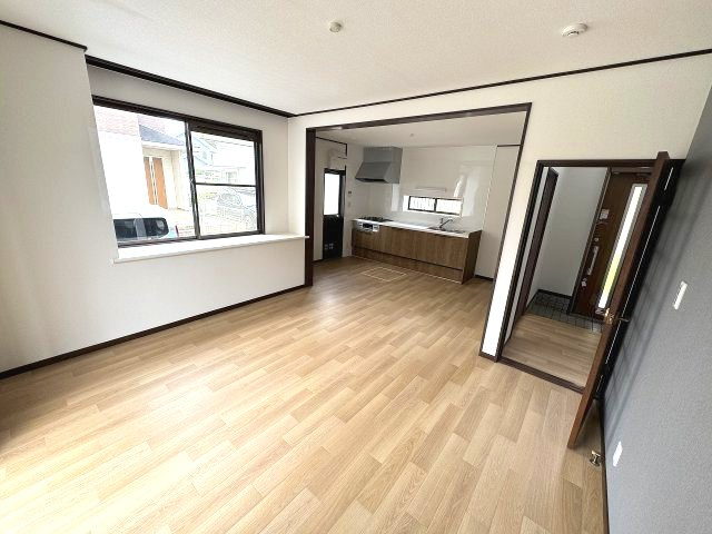 小山市中久喜1丁目の居間・リビング|リビングからキッチンまで見渡せる間取り。家族との会話を楽しみながら過ごせます。