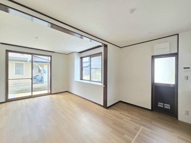 小山市中久喜1丁目の居間・リビング|家族が自然と集まる13帖のLDK。大きな掃き出し窓から光が差し込み、明るく開放的な空間です。
