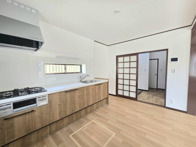 小山市中久喜1丁目のキッチン|新品交換済みのシステムキッチンを採用。料理をしながらリビング全体を見渡せる配置です。