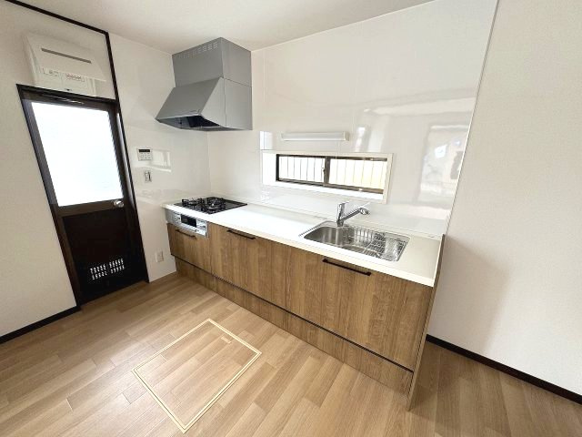 小山市中久喜1丁目のキッチン|新品交換済みのシステムキッチンを採用。料理をしながらリビング全体を見渡せる配置です。