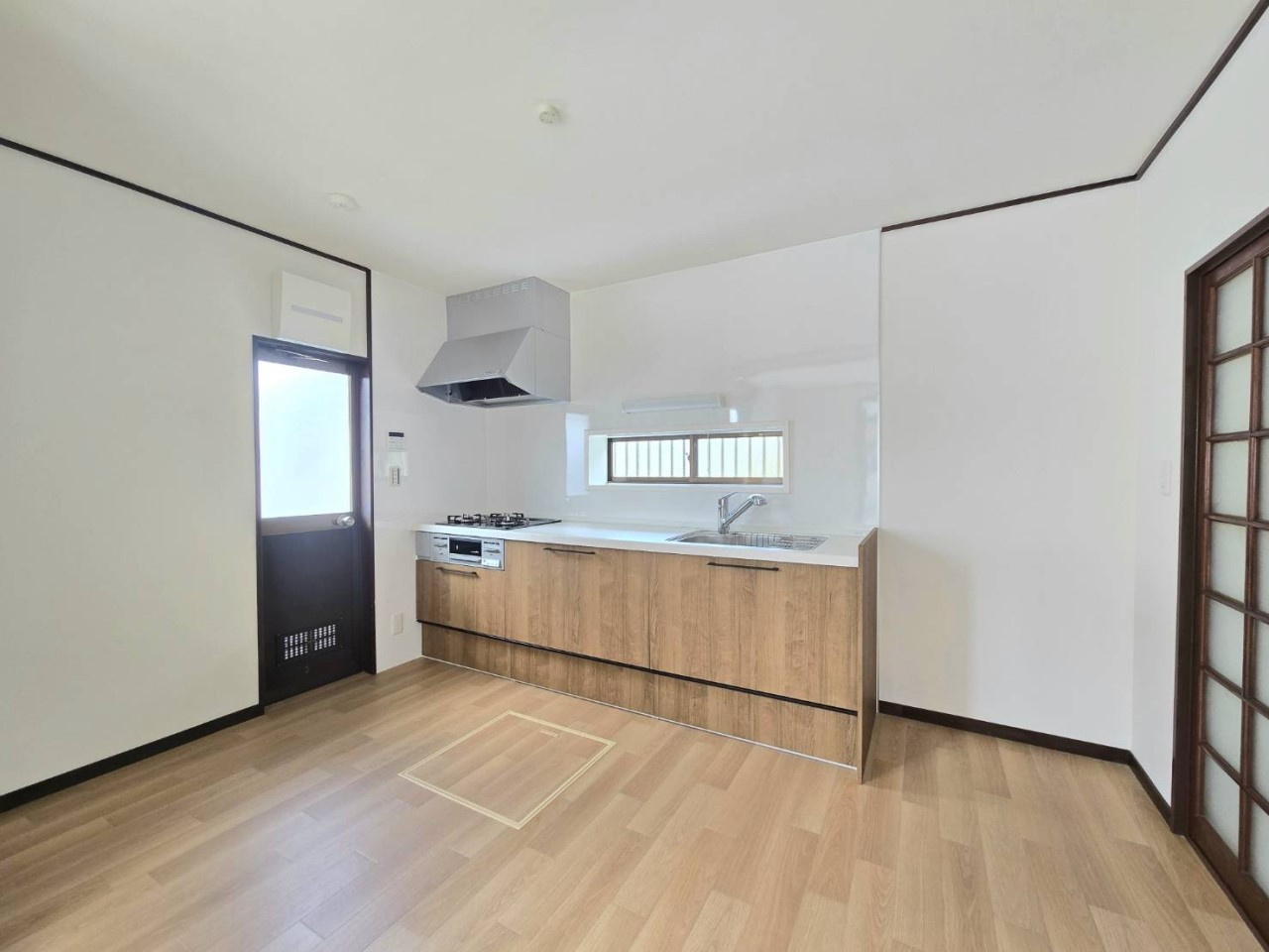 小山市中久喜1丁目のキッチン|木目調のキッチンが空間のアクセントに。収納力も備わり、毎日の家事を快適にサポートします。