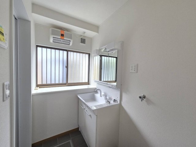 小山市中久喜1丁目の独立洗面台|新品交換済みの洗面化粧台を設置。窓付きで換気もしやすく、朝の身支度も快適です。